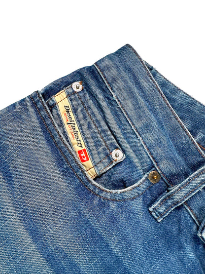 Vintage Diesel Bootcut Damenjeans (L) – Detailaufnahme 1