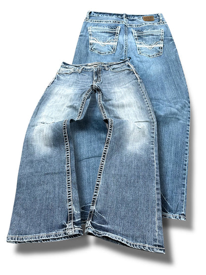 Vintage Embroidery Y2K Flared Jeans (M)