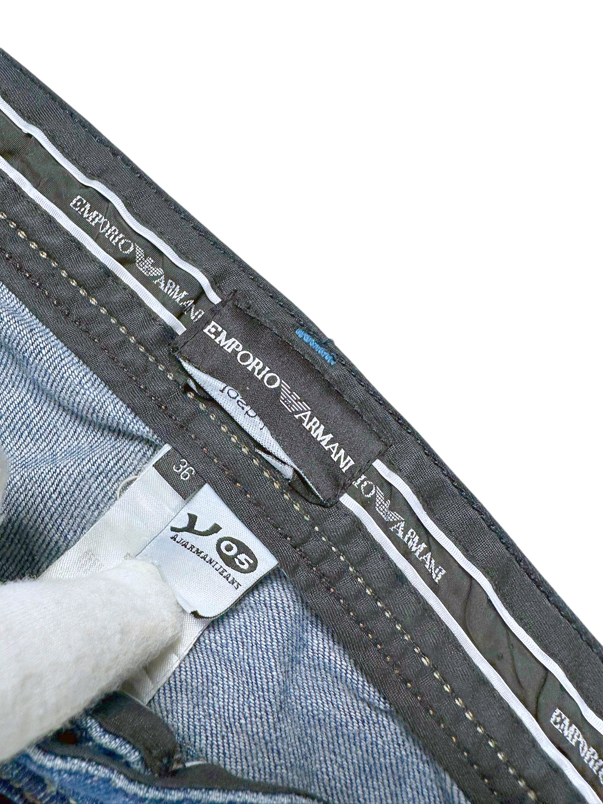 Vintage Emporio Armani Y2K Straight Leg Jeans (M) – Detailaufnahme 2
