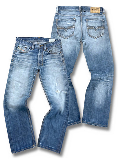 Vintage Diesel Y2K Straight Leg Jeans „Larkee“ (S) – Vorder- und Rückansicht