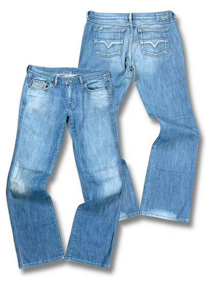 Vintage Diesel Low Waist Bootcut/Flared Damenjeans (M) – Vorder- und Rückansicht