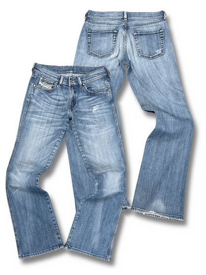 Vintage Diesel Y2K Low Waist Flared Damenjeans (M) – Vorder- und Rückansicht