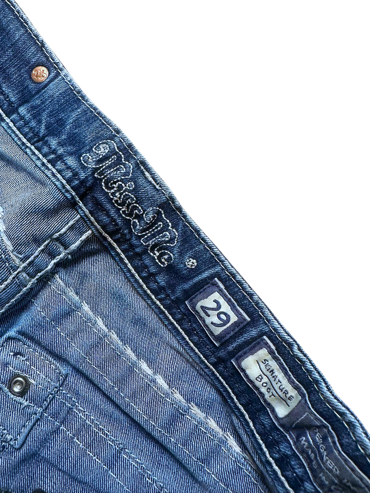 Vintage Miss Me Low Waist Bootcut Damenjeans „Signature Boot“ (M) – Detailaufnahme 1