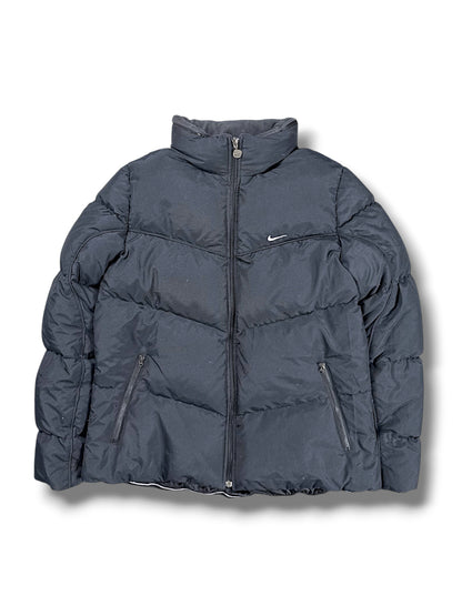 Vintage Nike Y2K Pufferjacke (L) – Vorderansicht