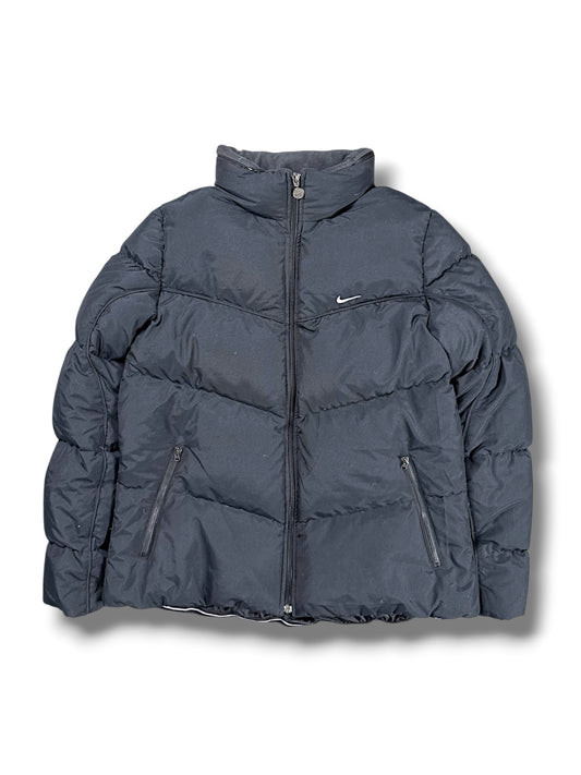 Vintage Nike Y2K Pufferjacke (L) – Vorderansicht