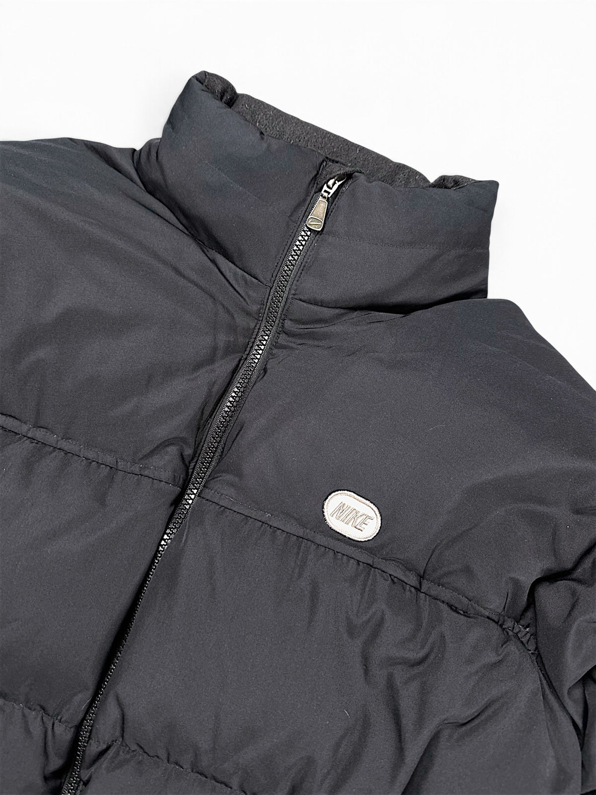 Vintage Nike Y2K Pufferjacke (M) – Detailaufnahme 1