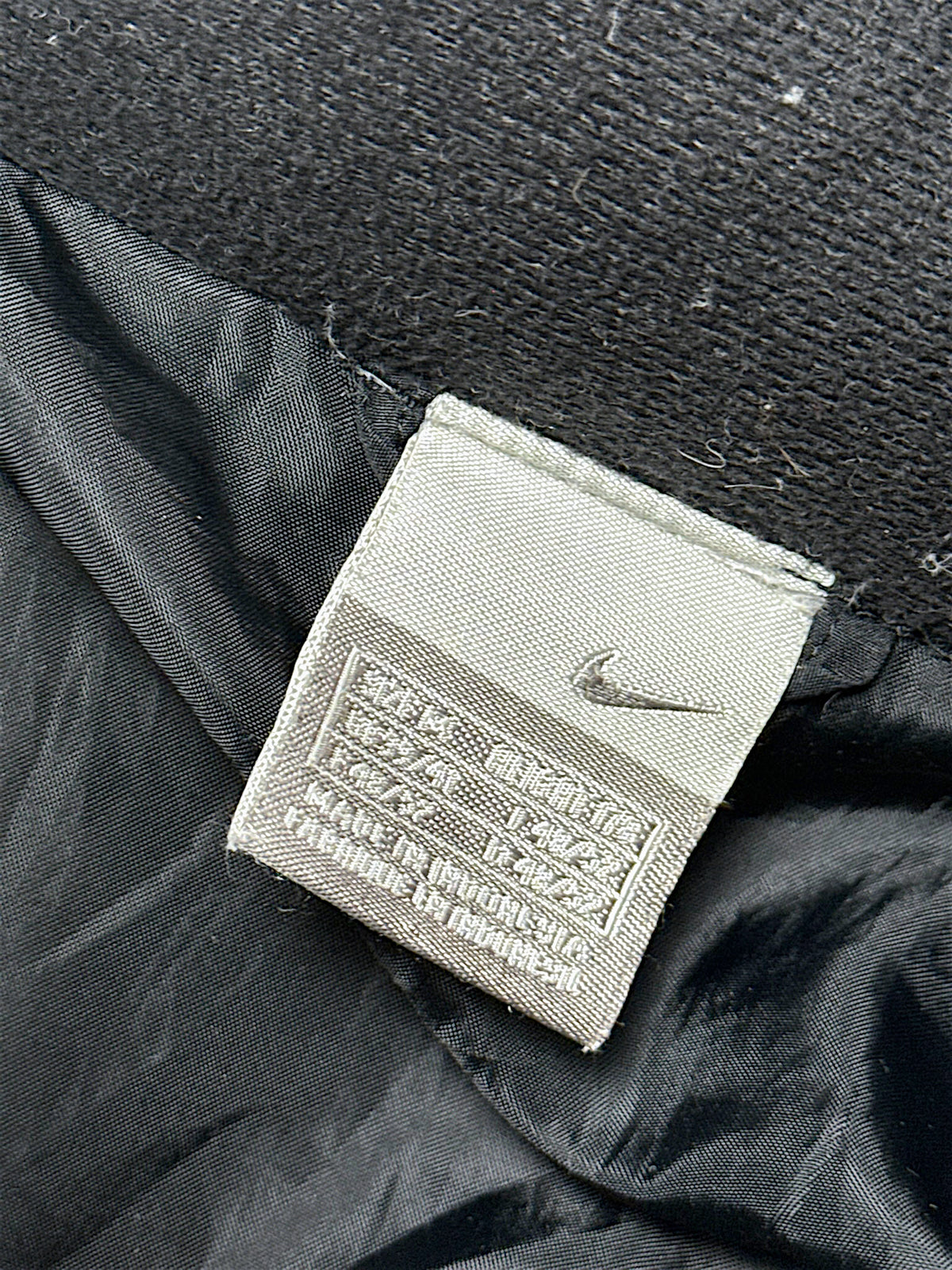 Vintage Nike Y2K Pufferjacke (M) – Detailaufnahme 3