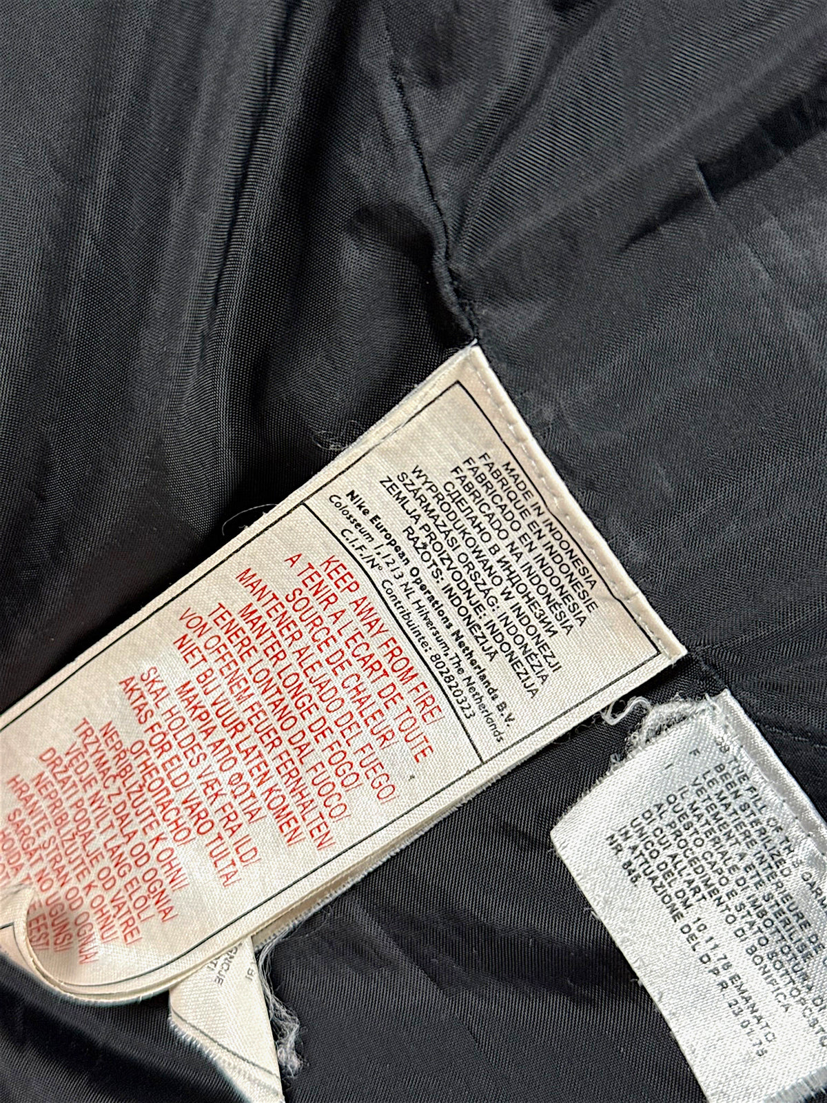Vintage Nike Y2K Pufferjacke (M) – Detailaufnahme 4