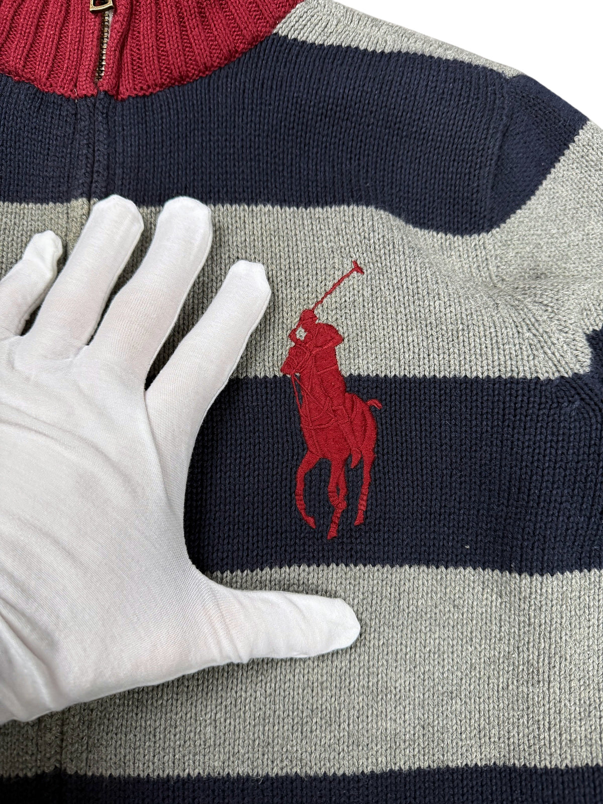 Vintage Ralph Lauren „Big Pony“ Pullover mit Kragen (M) – Detailaufnahme 1
